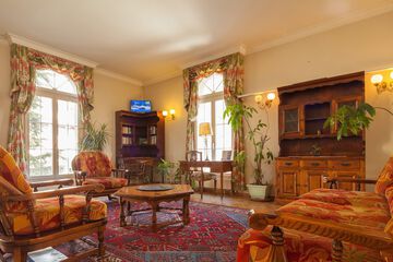 Lobby lounge