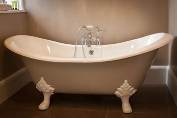 Deep soaking bathtub