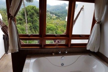 Deep soaking bathtub