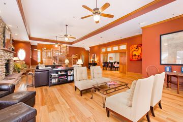 Lobby lounge