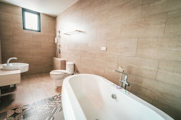 Deep soaking bathtub