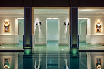 Indoor/outdoor pool