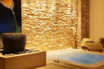 Indoor spa tub