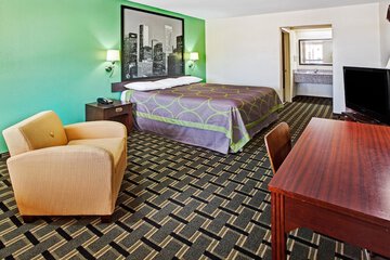 Super 8 by Wyndham Baytown / I-10