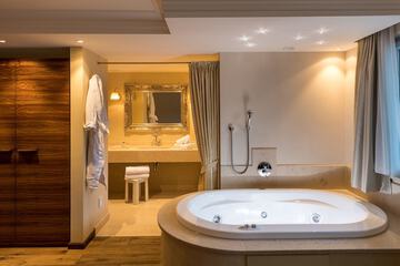 Jetted tub