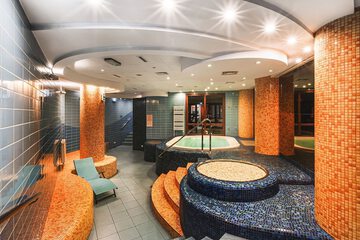 Indoor spa tub