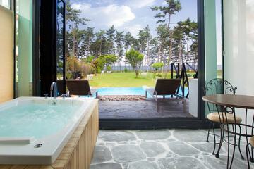 Private spa tub