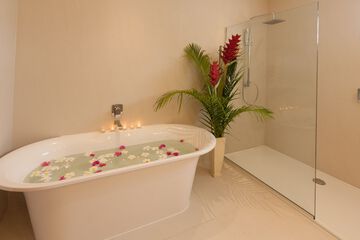 Deep soaking bathtub