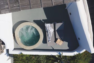Private spa tub