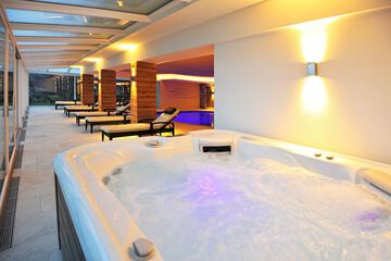Indoor spa tub