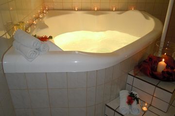 Deep soaking bathtub