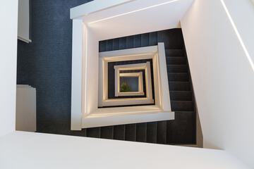 Handrails in stairways