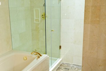 Deep soaking bathtub