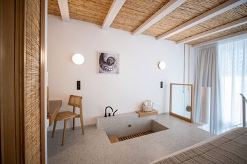 Deep soaking bathtub