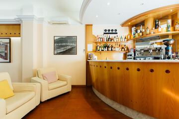 Lobby lounge