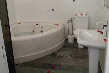 Private spa tub