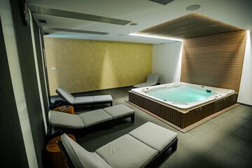 Indoor spa tub