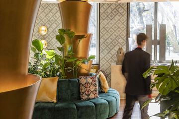 Lobby lounge