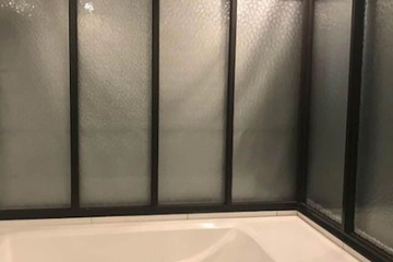 Deep soaking bathtub