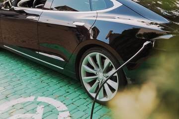 Electric vehicle charging station