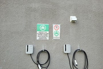 Electric vehicle charging station