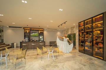 Lobby lounge