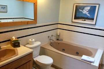 Deep soaking bathtub