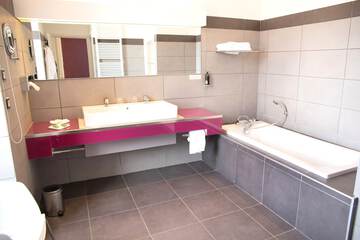 Deep soaking bathtub