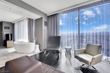 Deep soaking bathtub