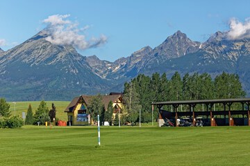 Indoor golf driving range