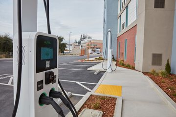 Electric vehicle charging station