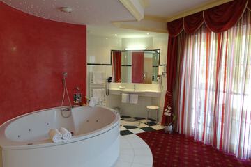Deep soaking bathtub