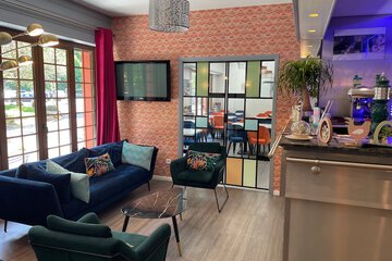 Lobby lounge