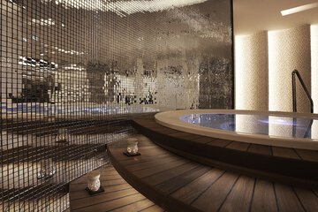 Indoor spa tub