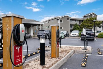 Electric vehicle charging station