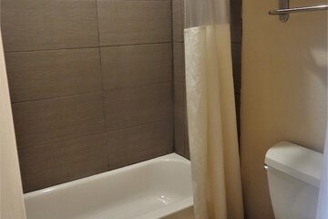 Deep soaking bathtub