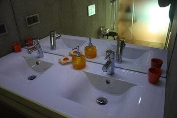 Bathroom sink