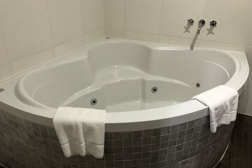 Jetted tub