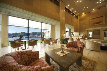 Lobby lounge