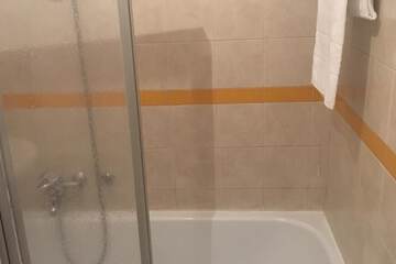 Deep soaking bathtub