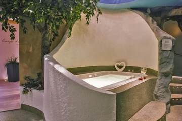 Indoor spa tub