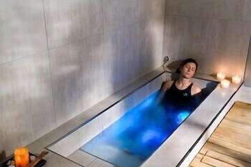 Indoor spa tub