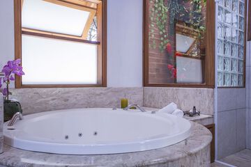 Private spa tub
