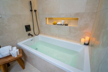 Deep soaking bathtub