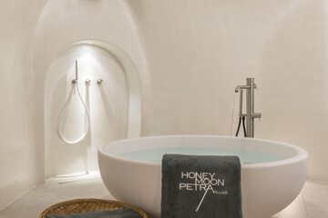 Deep soaking bathtub
