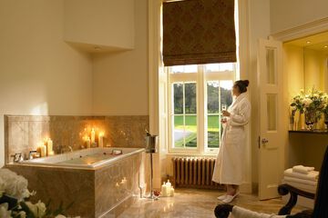 Deep soaking bathtub