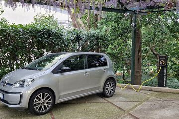 Electric vehicle charging station