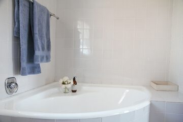 Deep soaking bathtub