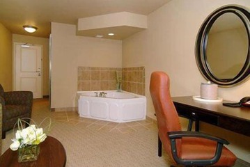 Deep soaking bathtub