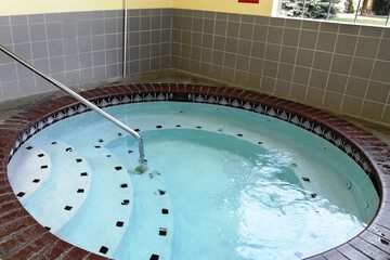 Indoor spa tub